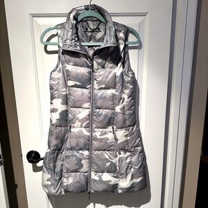 NWOT! Anorak Grey Camo Zip Front Down Puffer Vest. Size XS